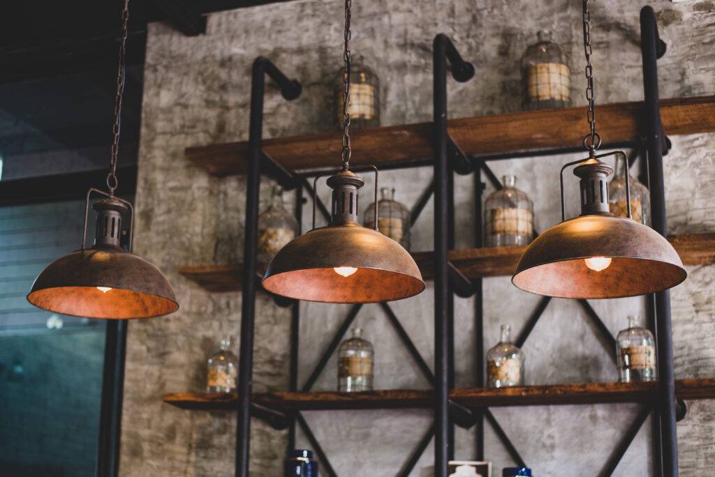 Trois lampes vintage à utiliser dans une décoration industrielle.