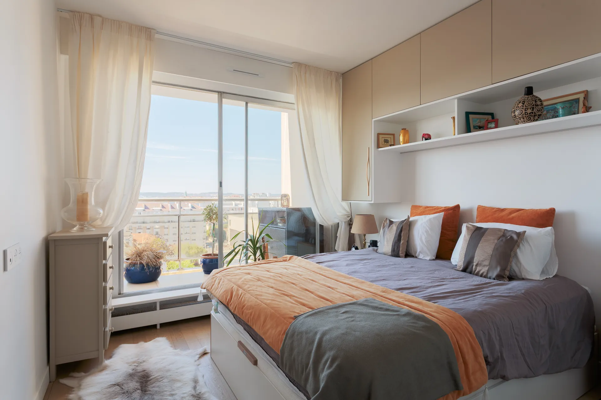 Chambre avec baie vitrée – F2 rénové à Courbevoie par P3D Concept