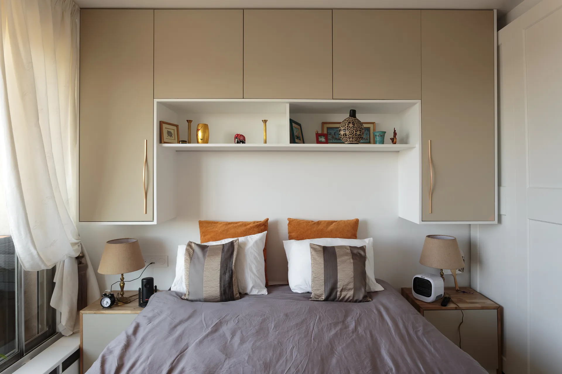 Tête de lit avec rangements sur mesure – F2 rénové à Courbevoie par P3D Concept