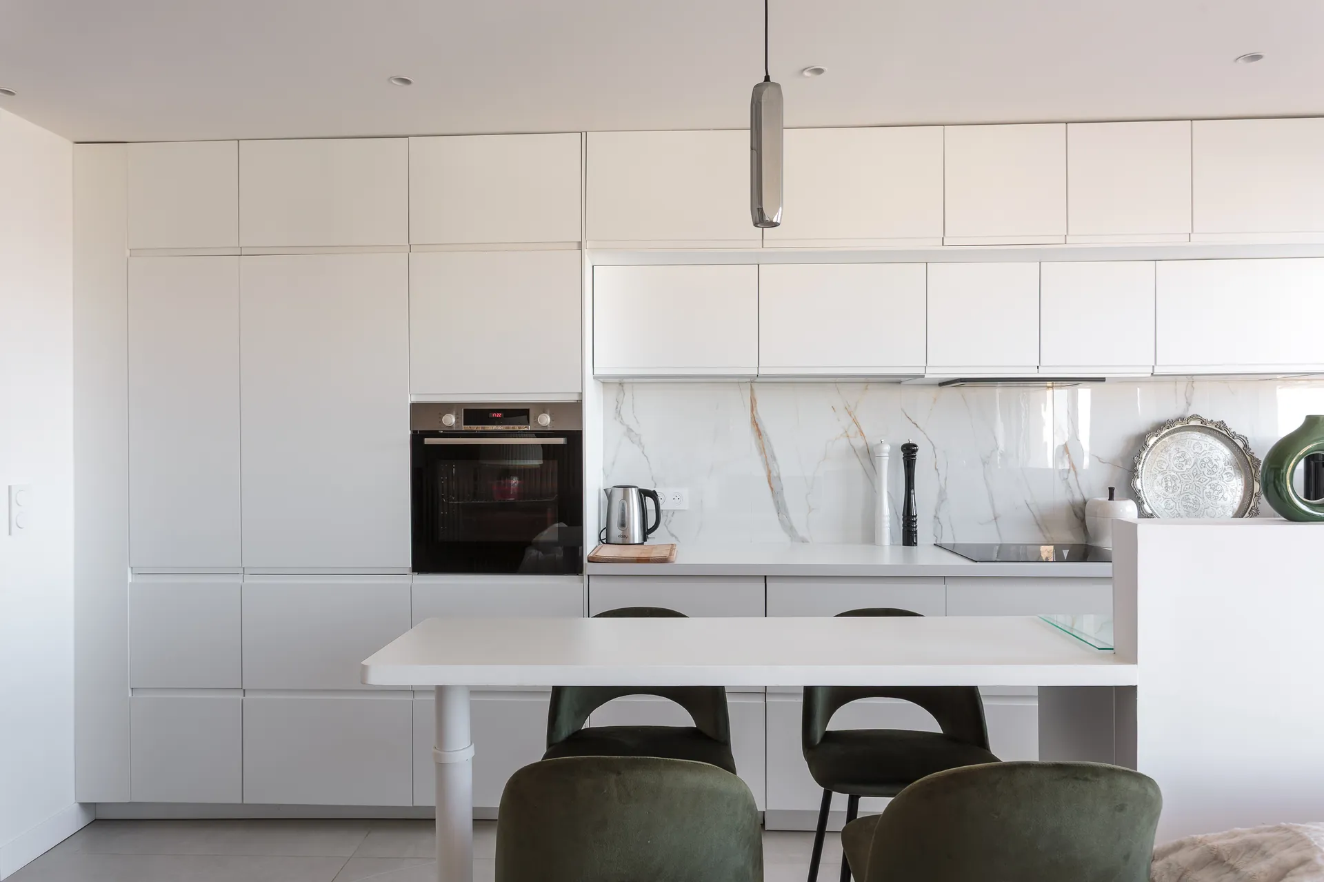 Cuisine blanche avec îlot – F2 rénové à Courbevoie par P3D Concept